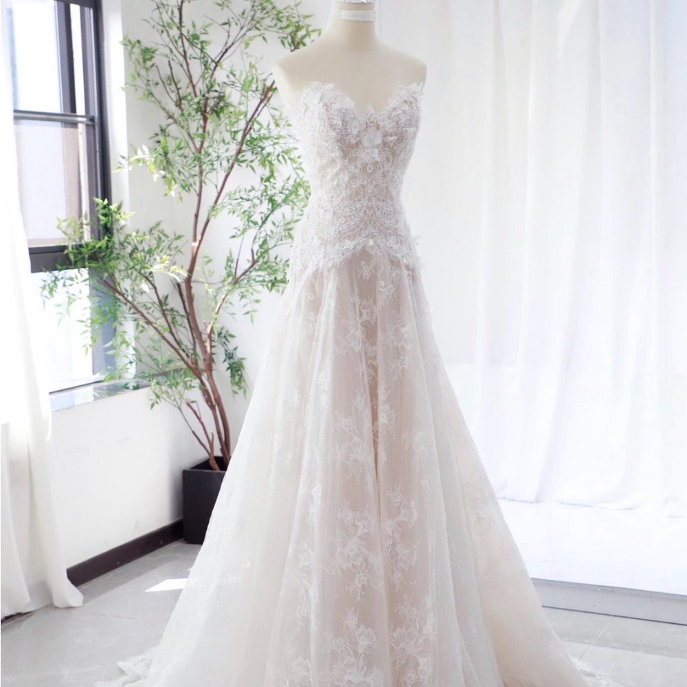 Elegant Lace Wedding Dress - Picture 7 of 10
